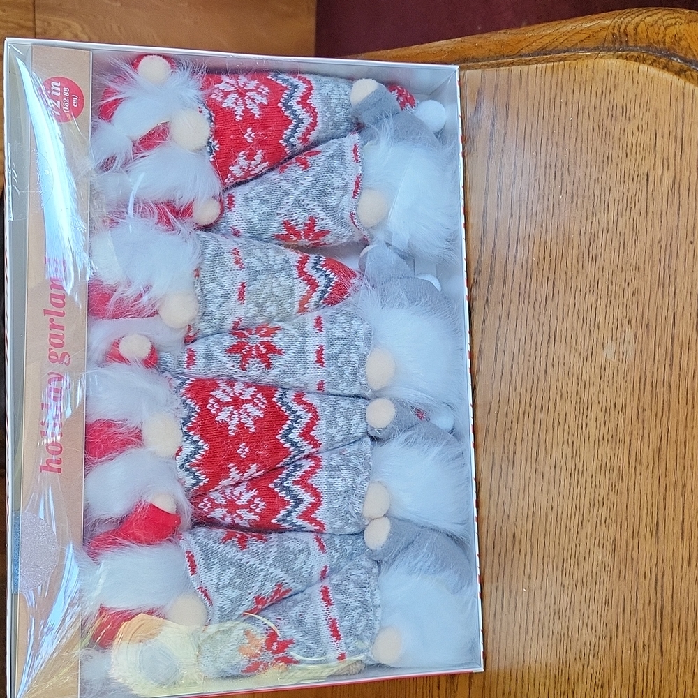 NWOT Adorable Gnome garland